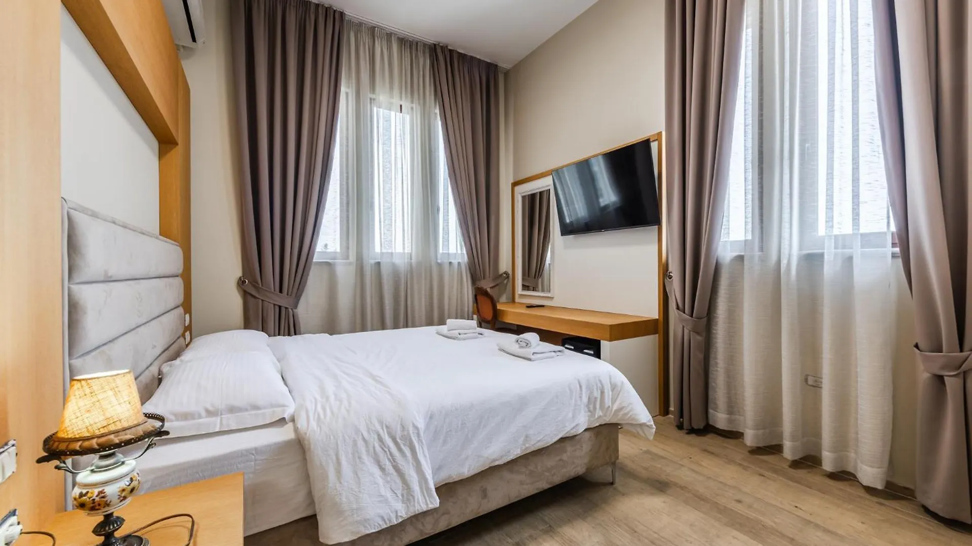 Antik Hotel Durrës 0*,